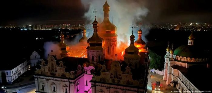 Пожар в Киево-Печерской лавре и удары по киностудии: Украина обратится в ЮНЕСКО