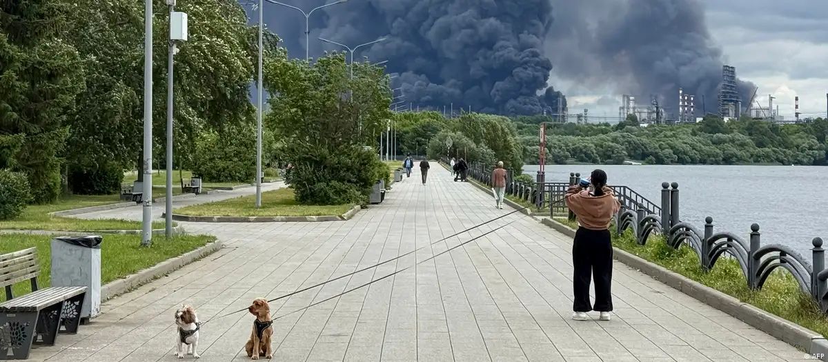 Дым в Москве после удара Украины по одному из НПЗ/Фото: AFP