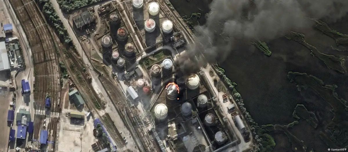 Пожар после удара ВСУ по территории нефтетерминала в порту "Кавказ" на российском берегу Керченского пролива, 20 июня 2026 года/Фото: Vantor/AFP