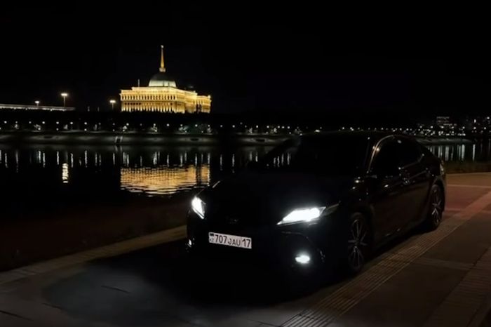 Новый «заезд» у Акорды: водитель Toyota Camry проехал по тротуару ради видео