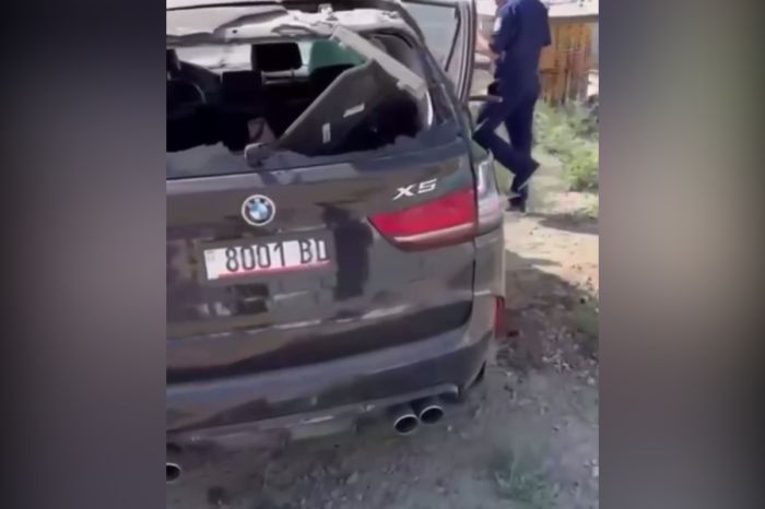 BMW снёс столб и влетел в ограждение в Атырау