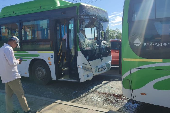 В Атырау столкнулись два пассажирских автобуса: пострадали шесть человек