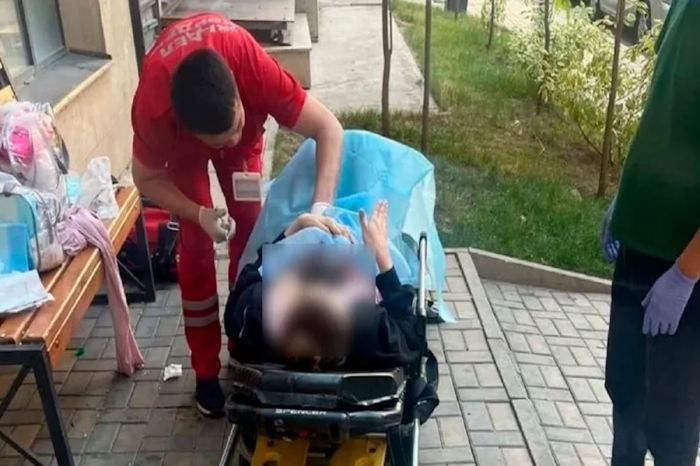 В Алматы женщина родила девочку во дворе ЖК