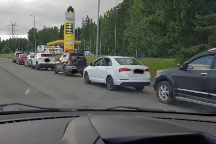 В России пенсионер умер в очереди за бензином
