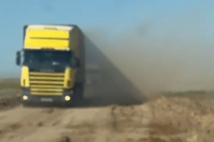 Почему объездная дорога на трассе Атырау — Уральск оказалась в облаке пыли