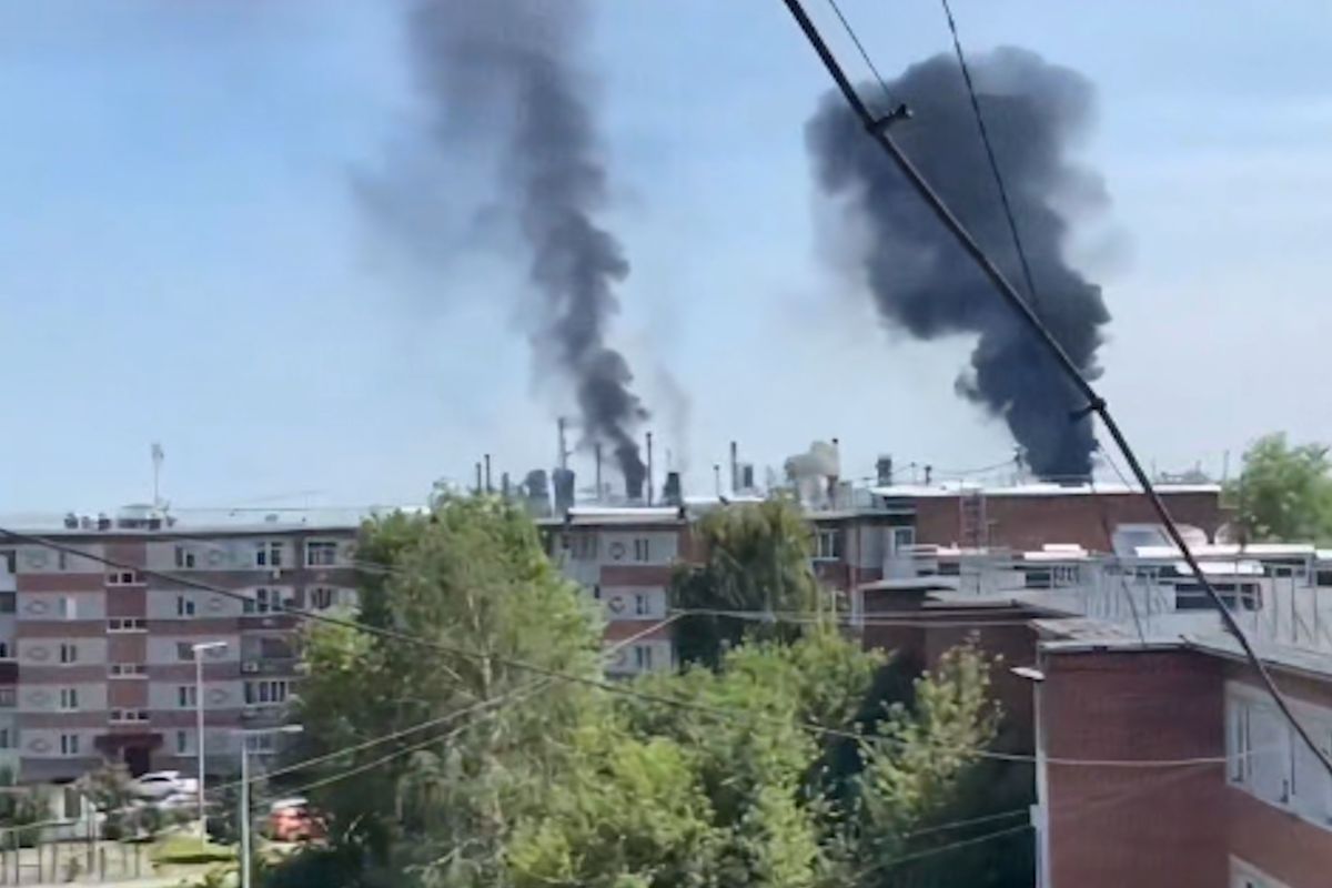 скриншот видео атаки БПЛА на Тюменский НПЗ