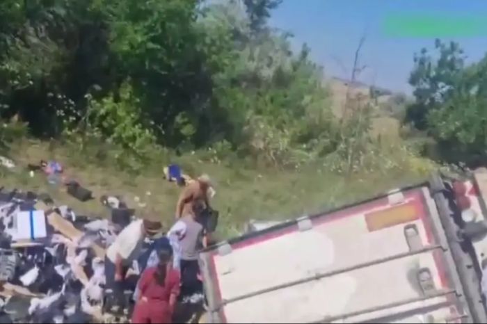 Водитель фуры несколько дней ждал помощи на трассе в ЗКО и раздал сельчанам 20 тонн нектаринов