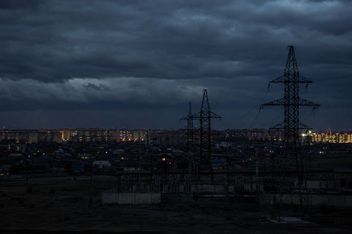 В Атырау третий день массово отключают электричество