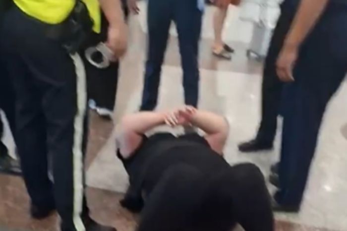 Скандал в аэропорту Астаны: пьяную пассажирку с боем сняли с рейса в Шымкент 