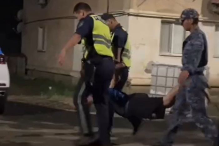 В Атырау полицейские несли мужчину в «позе ласточки»: в полиции объяснили, что произошло