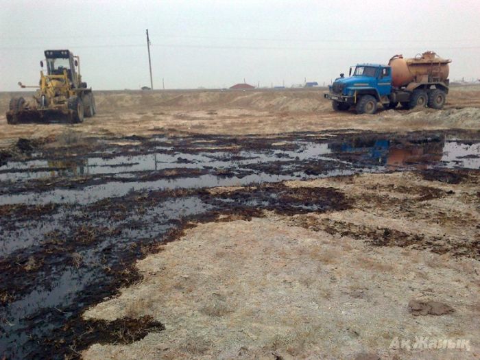 В Атырауской области произошёл разлив нефти из трубопровода (Фото)