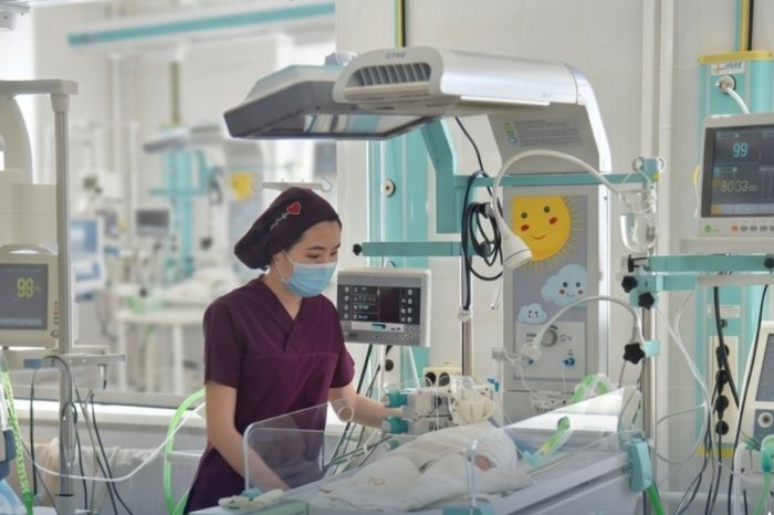 Врачи Атырау спасают зрение недоношенных младенцев с помощью лазера