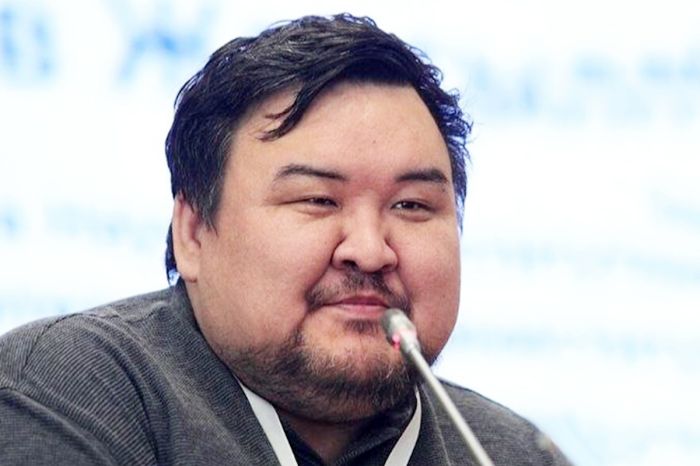 «Много ненаучных положений»: историк раскритиковал учебники Казахстана