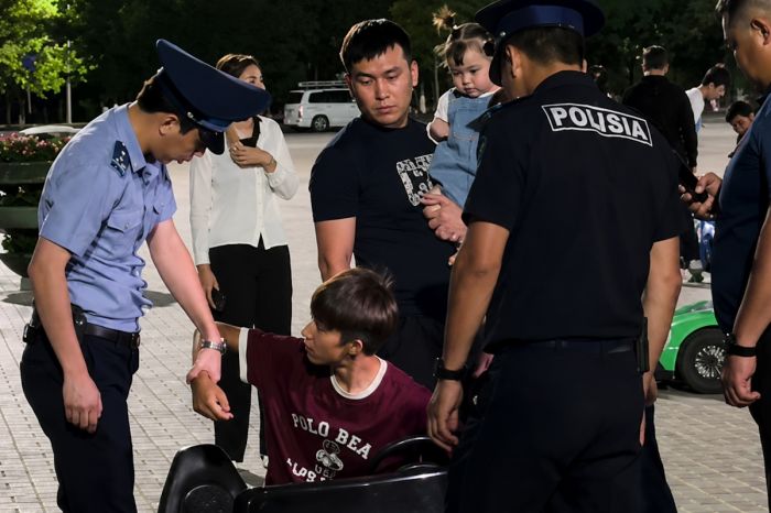 ​Полиция объяснила задержание подростка на детском «Порше» в центре Атырау