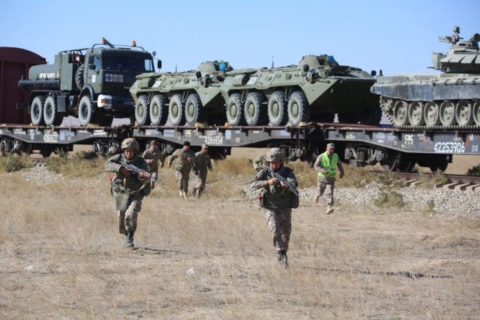 Казахстанцев призвали не паниковать из-за перемещения войск