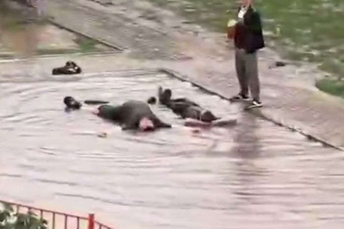 Бюджетный курорт в Астане: мужчины выпивали в луже и обрызгивали детей