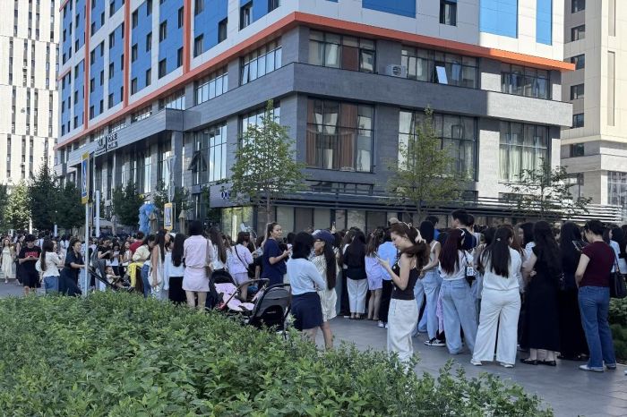 ​Бесплатная косметика собрала толпу у кофейни в Астане​