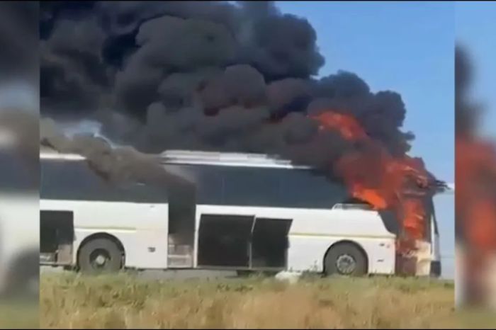 «Еле выбрались»: автобус с 37 пассажирами загорелся на трассе в ЗКО