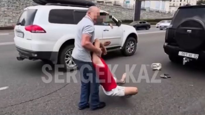 Удар в лицо и судороги на асфальте: жесткий конфликт на дорогах Алматы попал на видео