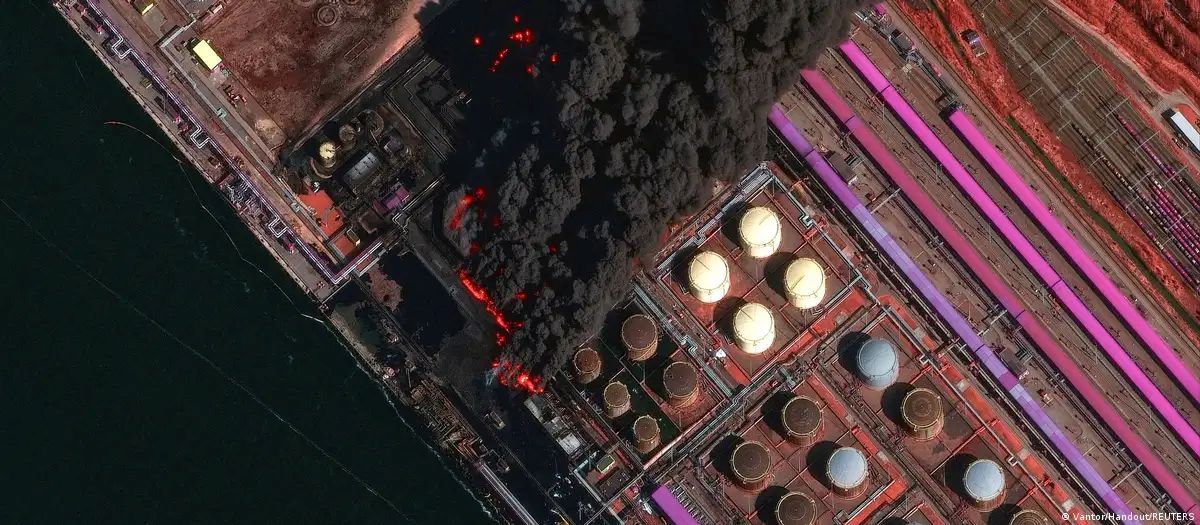 Пожар в порту Усть-Луга в марте 2026 года/Фото: Vantor/Handout/REUTERS