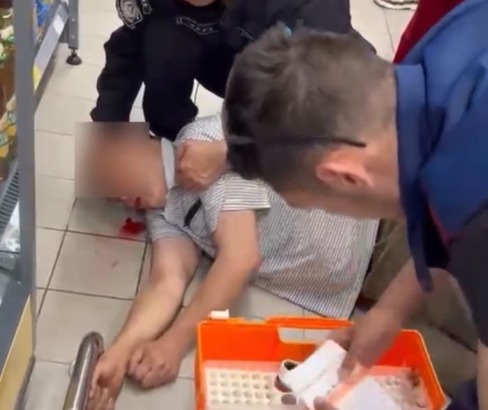 Мужчину увезли на скорой из супермаркета в Атырау