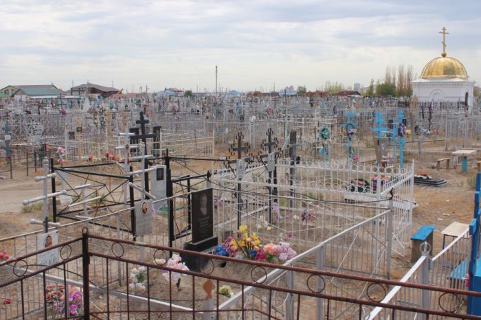 В Атырау могут закрыть два крупных кладбища