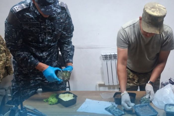 Три мобильника пытались доставить в учреждение №15 в Атырау