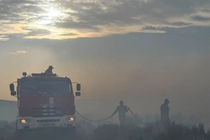 Пожарные сутки борются с огнем в Карагандинской области: есть пострадавшие