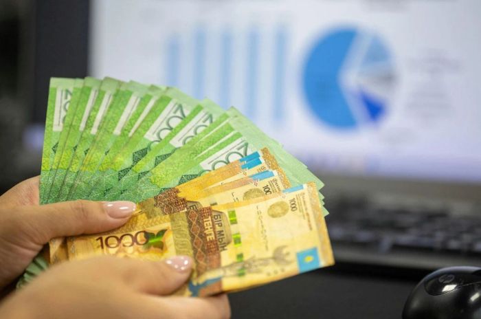 Реальные зарплаты упали на 2,3%: почему бизнес не спешит поднимать оклады