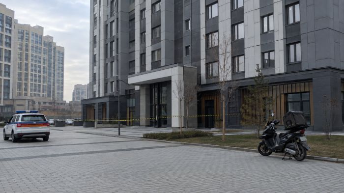 Упала на байк курьера: в Астане выясняют обстоятельства гибели девушки