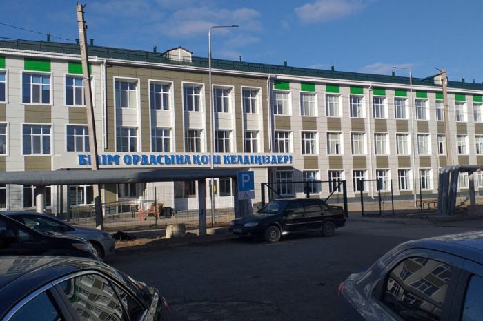 В Атырау родители «выбивают» деньги на оснащение школы