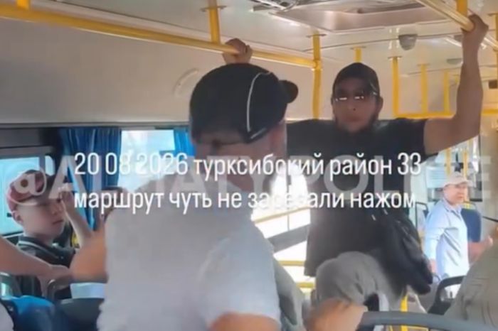 «Едва не закончилось трагедией». В автобусе Алматы пассажир достал нож во время драки