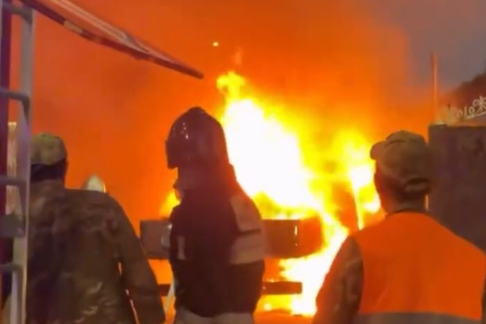 Взрыв во дворе: в Атырау полностью сгорела «Газель»