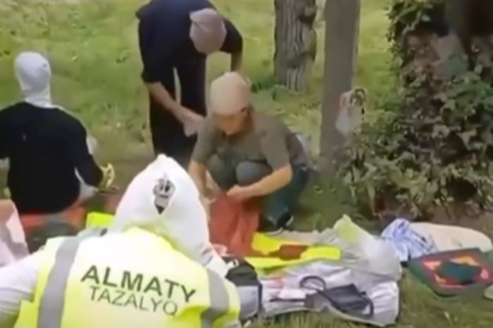«У них был обед»: алматинку судят за провокационное видео с сотрудницами коммунальной службы