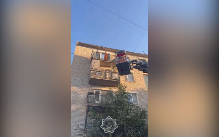 В Атырау при пожаре в многоэтажке спасли пять человек