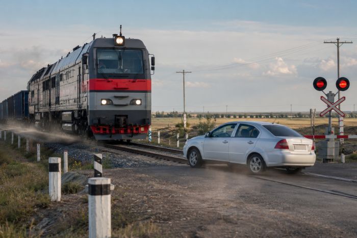 Легковушка едва не попала под поезд под Кокшетау: водитель скрылся