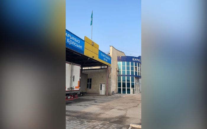 На границе Казахстана и Кыргызстана скопилось 400 грузовиков
