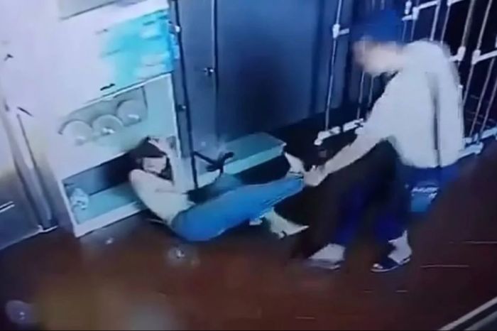 Бросил стеклянный предмет в голову: в Уральске мужчина напал на девушку в клубе