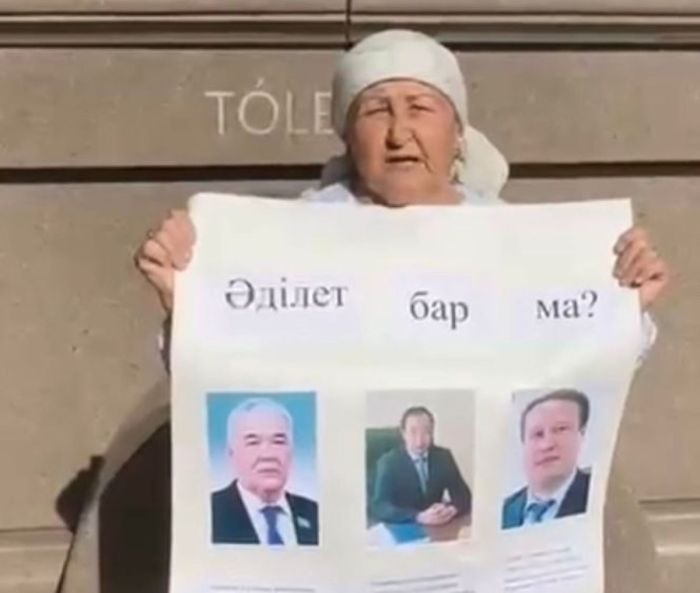 «Ни земли, ни денег»: 71-летняя жительница Атырау вышла на пикет к областному суду