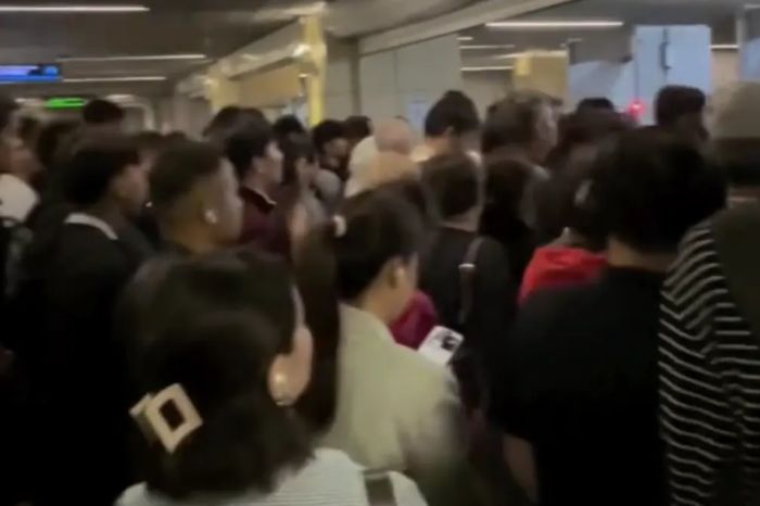 «Как в японском метро»: огромные толпы сняли в подземке Алматы