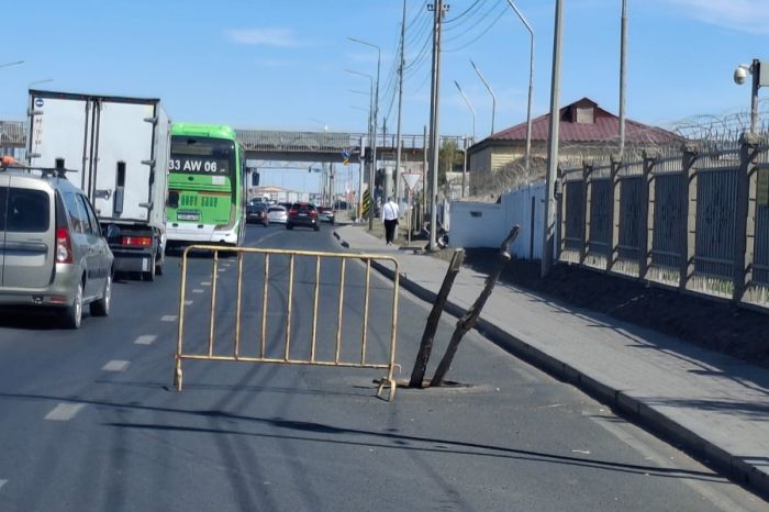 В Атырау открытый колодец на дороге обозначили ветками