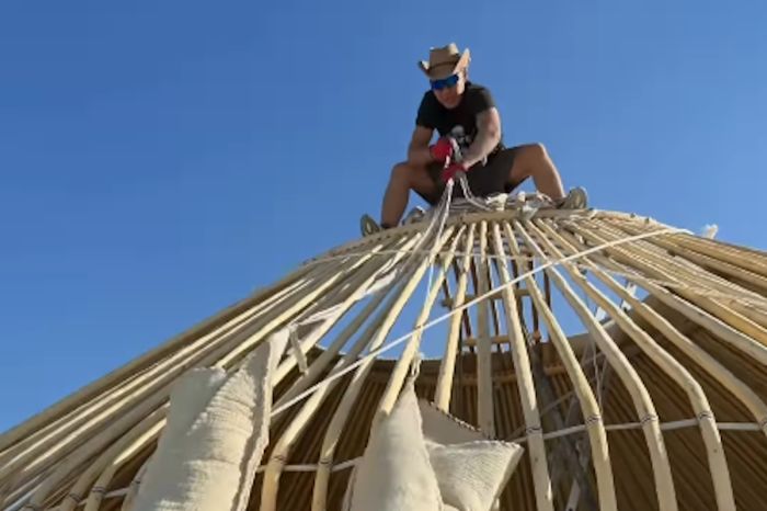 От Алматы до Невады: казахстанцы построили аул в пустыне на Burning Man