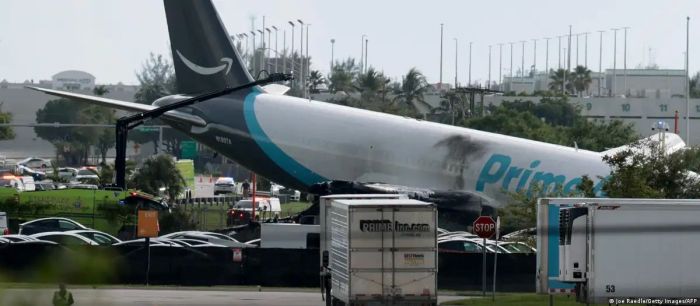 Есть погибшие и раненые: грузовой Boeing врезался в машины при посадке в США