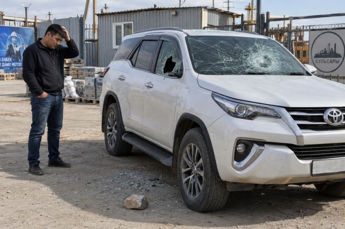 Житель Кульсары разбил камнем стёкла Toyota и получил крупный штраф