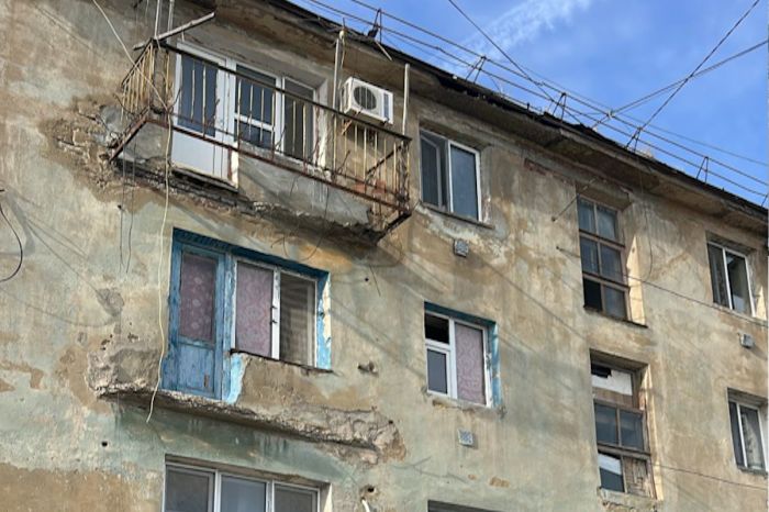 ​Берегите головы: балконы домов на Каршимбая Ахмедиярова в Атырау начинают сыпаться