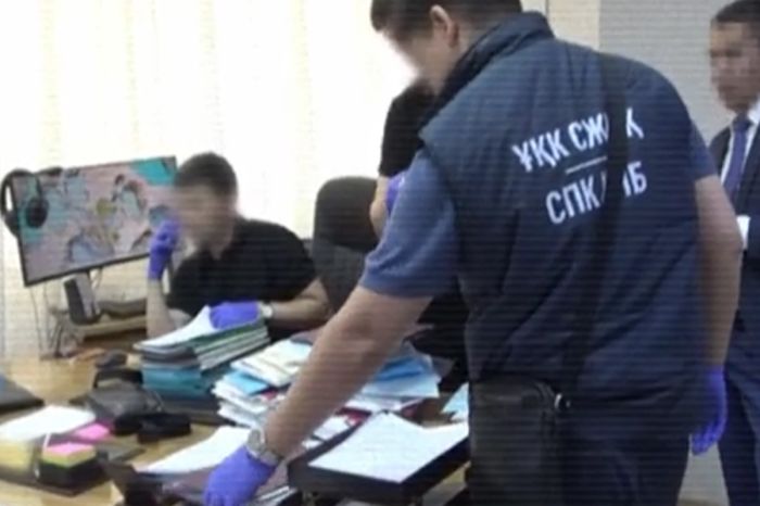 Более 40 млн тенге за свободный проезд: КНБ задержал чиновников Минтранса