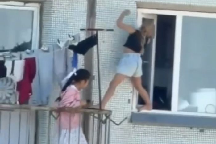"Переходила из окна на балкон": видео с детьми на 4-м этаже перепугало жителей Балхаша