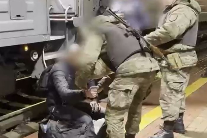 Миллиарды на наркотиках и крипта: участника ОПГ экстрадировали из России в Казахстан