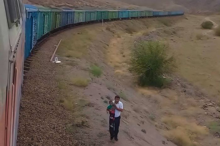 Один в степи: машинист забрал четырёхлетнего ребёнка в кабину локомотива