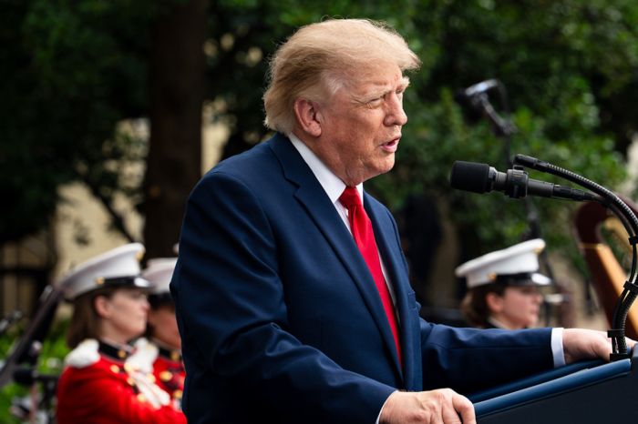 Белый дом запустил круглосуточный «Трамп-ТВ» на YouTube после конфликта со СМИ
